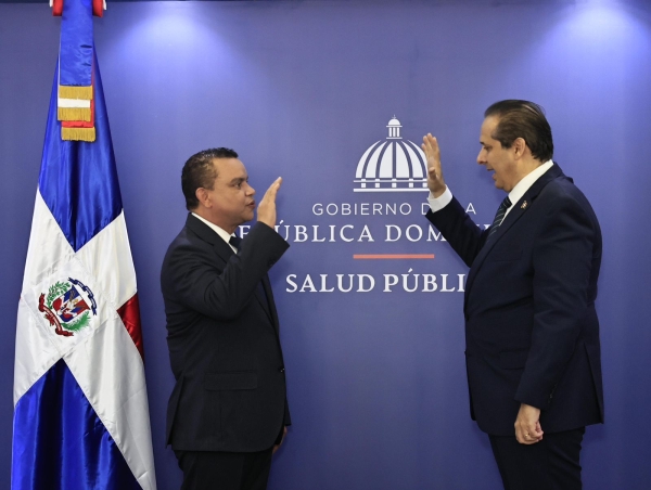 Ministro de Salud juramenta al doctor Julio C&eacute;sar Landr&oacute;n como nuevo director ejecutivo del Servicio Nacional de Salud (SNS)