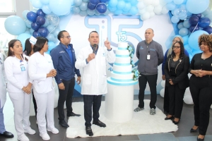 Este martes el director de nuestro centro de salud, doctor Julio Landr&oacute;n junto al equipo de colaboradores, comparti&oacute; con un bizcocho nuestro d&eacute;cimo quinto aniversario