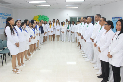Ney Arias Lora dan bienvenida formal a nuevos residentes médicos
